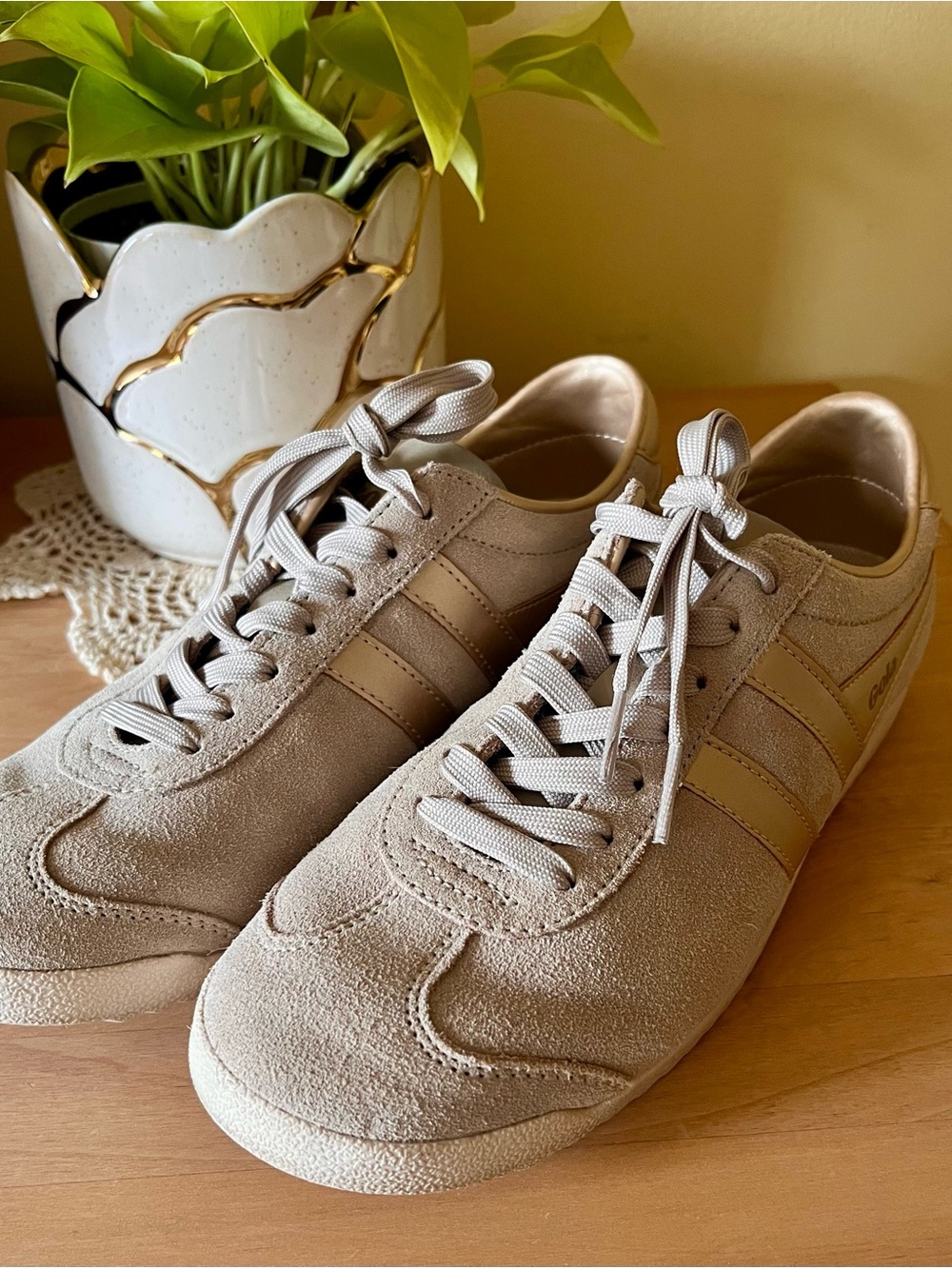 Gola women’s Bullet Pearl Sneakers sz 8 Perfect Condition